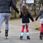 Familia patinando