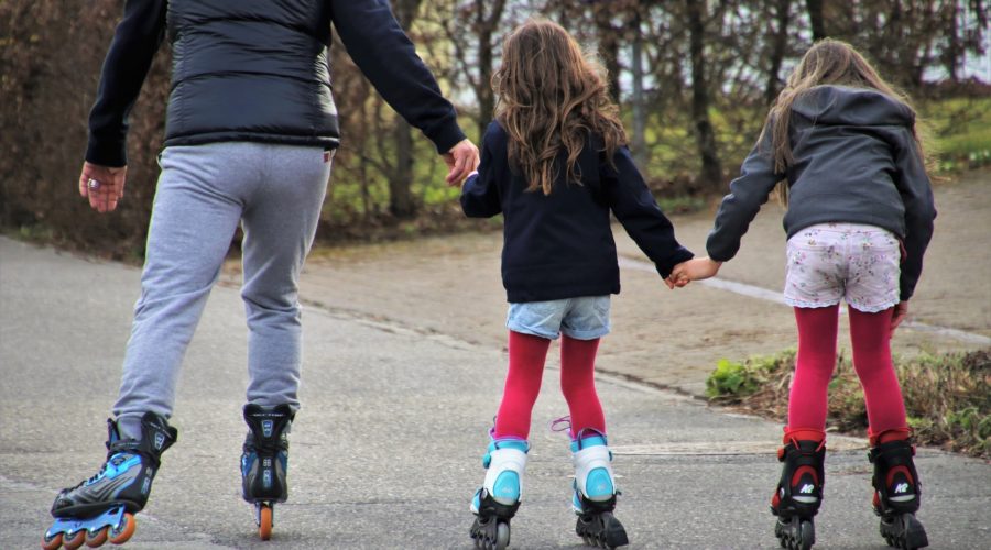 Familia patinando